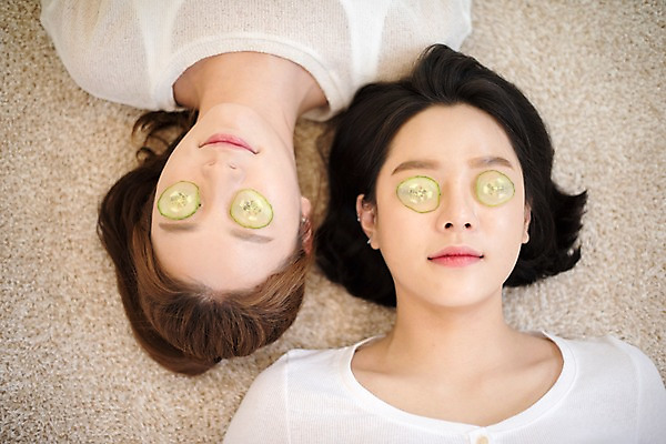 포토 JPG 우먼라이프 응시 여자 오이 실내 웃음 앉기 상반신 20대 성인 두명 앞모습 친구 하이앵글 눕기 뷰티 한국인 즐거움 피부관리 오이팩 성인여자만 국내포토 라이프스타일 시선 감정 뷰포인트 채소 관계 모션 표정 사람 동양인 청년 내부 팩 여자만 성인만 파일형식