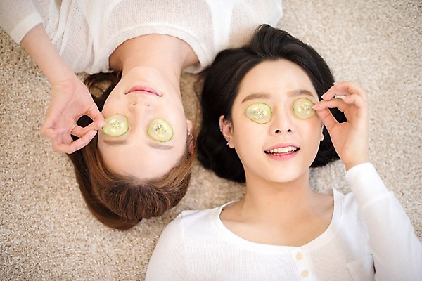 포토 JPG 우먼라이프 응시 여자 오이 실내 웃음 앉기 상반신 20대 성인 두명 앞모습 친구 하이앵글 눕기 뷰티 한국인 즐거움 피부관리 오이팩 성인여자만 국내포토 라이프스타일 시선 감정 뷰포인트 채소 관계 모션 표정 사람 동양인 청년 내부 팩 여자만 성인만 파일형식