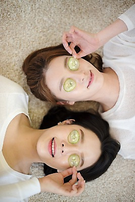 포토 JPG 우먼라이프 응시 여자 오이 실내 웃음 앉기 상반신 20대 성인 두명 앞모습 친구 하이앵글 눕기 뷰티 한국인 즐거움 피부관리 오이팩 성인여자만 국내포토 라이프스타일 시선 감정 뷰포인트 채소 관계 모션 표정 사람 동양인 청년 내부 팩 여자만 성인만 파일형식