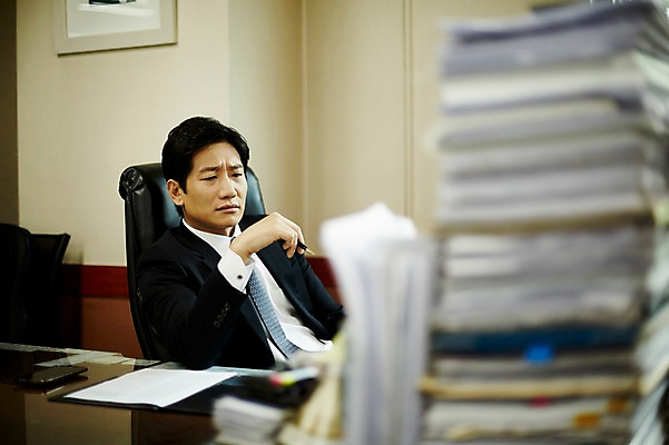 포토 JPG 응시 남자 40대 중년 생각 실내 한명 앉기 상반신 앞모습 비즈니스라이프 사무실 한국인 비즈니스맨 찡그림 사장 고민 리더 서류더미 중년남자한명만 국내포토 1 라이프스타일 시선 감정 뷰포인트 비즈니스 모션 표정 사람 동양인 성인 내부 직장인 문서 남자한명만 중년남자만 파일형식 더미