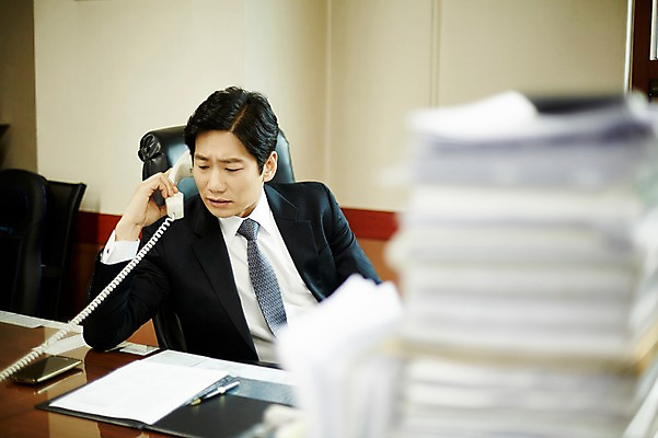 포토 JPG 응시 남자 40대 중년 실내 한명 앉기 상반신 앞모습 비즈니스라이프 사무실 한국인 비즈니스맨 찡그림 사장 리더 통화 서류더미 심각 중년남자한명만 국내포토 1 라이프스타일 시선 뷰포인트 컨셉 비즈니스 모션 표정 사람 동양인 성인 내부 직장인 문서 남자한명만 중년남자만 파일형식 더미