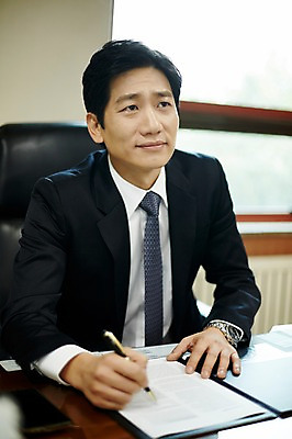 포토 JPG 주간 응시 남자 40대 중년 실내 한명 앉기 상반신 앞모습 비즈니스라이프 펜 한국인 기록 비즈니스맨 사장 상사 리더 서명 결제서류 사장실 중년남자한명만 국내포토 자연요소 1 라이프스타일 시선 뷰포인트 비즈니스 모션 사람 동양인 성인 내부 필기구 직장인 문서 남자한명만 중년남자만 파일형식