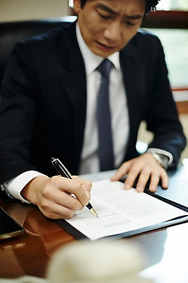 포토 JPG 응시 남자 40대 중년 실내 한명 앉기 상반신 앞모습 비즈니스라이프 펜 한국인 기록 비즈니스맨 찡그림 사장 상사 리더 서명 결제서류 사장실 중년남자한명만 국내포토 1 라이프스타일 시선 뷰포인트 비즈니스 모션 표정 사람 동양인 성인 내부 필기구 직장인 문서 남자한명만 중년남자만 파일형식