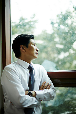 포토 JPG 주간 응시 남자 40대 중년 생각 창문 실내 한명 서기 상반신 옆모습 비즈니스라이프 사무실 팔짱 한국인 비즈니스맨 집중 창가 고민 중년남자한명만 국내포토 자연요소 1 라이프스타일 시선 감정 뷰포인트 컨셉 비즈니스 모션 사람 동양인 성인 내부 직장인 남자한명만 중년남자만 파일형식