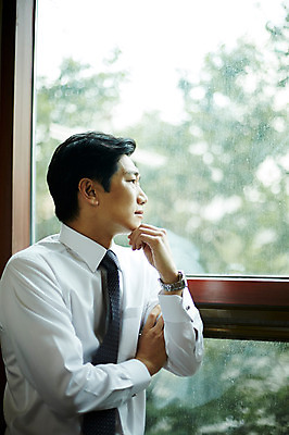 포토 JPG 주간 응시 남자 40대 중년 생각 창문 실내 한명 서기 상반신 옆모습 비즈니스라이프 사무실 팔짱 한국인 비즈니스맨 집중 창가 고민 중년남자한명만 국내포토 자연요소 1 라이프스타일 시선 감정 뷰포인트 컨셉 비즈니스 모션 사람 동양인 성인 내부 직장인 남자한명만 중년남자만 파일형식