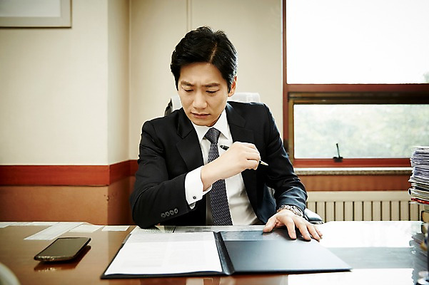 포토 JPG 주간 응시 남자 40대 중년 생각 의자 실내 한명 앉기 상반신 앞모습 비즈니스라이프 사무실 한국인 비즈니스맨 책상 고민 계약서 중년남자한명만 국내포토 자연요소 1 라이프스타일 시선 감정 뷰포인트 가구 비즈니스 모션 사람 동양인 성인 내부 직장인 남자한명만 중년남자만 파일형식 직업 생활용품 인종 생활 남자만 중년만 오브젝트 성인만
