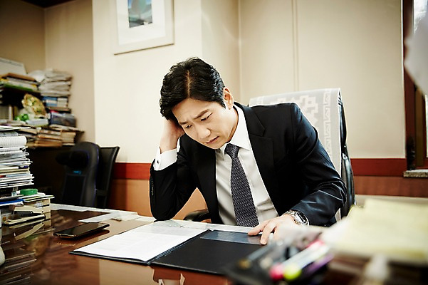 포토 JPG 응시 남자 40대 중년 생각 의자 실내 한명 앉기 상반신 앞모습 비즈니스라이프 사무실 한국인 비즈니스맨 집중 책상 고민 계약서 서류더미 중년남자한명만 국내포토 1 라이프스타일 시선 감정 뷰포인트 가구 컨셉 비즈니스 모션 사람 동양인 성인 내부 직장인 문서 남자한명만 중년남자만 파일형식 더미