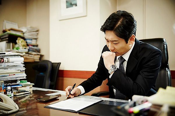 포토 JPG 응시 남자 40대 중년 생각 의자 실내 한명 앉기 상반신 옆모습 비즈니스라이프 사무실 한국인 비즈니스맨 찡그림 집중 책상 고민 계약서 서류더미 중년남자한명만 국내포토 1 라이프스타일 시선 감정 뷰포인트 가구 컨셉 비즈니스 모션 표정 사람 동양인 성인 내부 직장인 문서 남자한명만 중년남자만 파일형식 더미