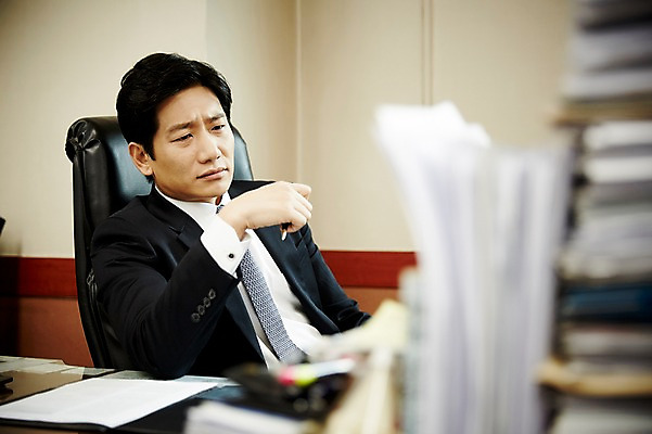 포토 JPG 응시 남자 40대 중년 의자 실내 한명 앉기 상반신 앞모습 비즈니스라이프 사무실 한국인 비즈니스맨 찡그림 책상 고민 서류더미 중년남자한명만 국내포토 1 라이프스타일 시선 감정 뷰포인트 가구 비즈니스 모션 표정 사람 동양인 성인 내부 직장인 문서 남자한명만 중년남자만 파일형식 더미