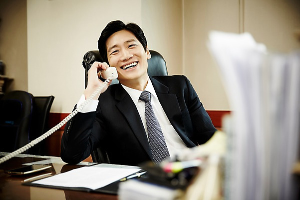 포토 JPG 응시 남자 40대 중년 의자 실내 한명 웃음 앉기 상반신 앞모습 비즈니스라이프 사무실 한국인 비즈니스맨 책상 통화 서류더미 중년남자한명만 국내포토 1 라이프스타일 시선 뷰포인트 가구 비즈니스 모션 표정 사람 동양인 성인 내부 직장인 문서 남자한명만 중년남자만 파일형식 더미