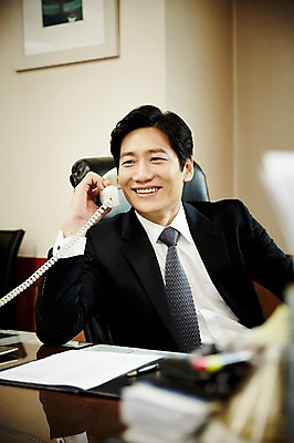 포토 JPG 응시 남자 40대 중년 의자 실내 한명 웃음 앉기 상반신 앞모습 비즈니스라이프 사무실 한국인 비즈니스맨 책상 통화 중년남자한명만 국내포토 1 라이프스타일 시선 뷰포인트 가구 비즈니스 모션 표정 사람 동양인 성인 내부 직장인 남자한명만 중년남자만 파일형식