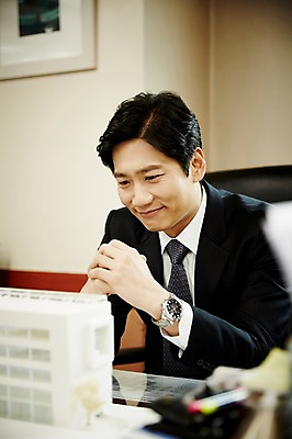 포토 JPG 응시 남자 40대 중년 의자 실내 한명 웃음 앉기 상반신 앞모습 비즈니스라이프 사무실 한국인 비즈니스맨 깍지 책상 중년남자한명만 국내포토 1 라이프스타일 시선 뷰포인트 가구 비즈니스 모션 표정 사람 동양인 손짓 성인 내부 직장인 남자한명만 중년남자만 파일형식