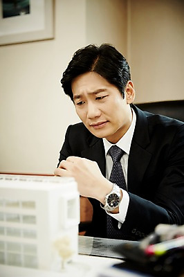 포토 JPG 응시 남자 40대 중년 생각 의자 실내 한명 앉기 상반신 앞모습 비즈니스라이프 사무실 한국인 비즈니스맨 찡그림 깍지 책상 고민 중년남자한명만 국내포토 1 라이프스타일 시선 감정 뷰포인트 가구 비즈니스 모션 표정 사람 동양인 손짓 성인 내부 직장인 남자한명만 중년남자만 파일형식