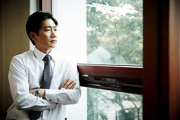 포토 JPG 주간 응시 남자 40대 중년 생각 창문 실내 한명 서기 상반신 옆모습 비즈니스라이프 사무실 팔짱 기댐 한국인 비즈니스맨 창가 고민 중년남자한명만 국내포토 자연요소 1 라이프스타일 시선 감정 뷰포인트 비즈니스 모션 사람 동양인 성인 내부 직장인 남자한명만 중년남자만 파일형식