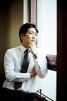 포토 JPG 주간 응시 남자 40대 중년 생각 실내 한명 서기 상반신 앞모습 비즈니스라이프 사무실 팔짱 기댐 턱괴기 한국인 비즈니스맨 집중 창가 고민 중년남자한명만 국내포토 자연요소 1 라이프스타일 시선 감정 뷰포인트 컨셉 비즈니스 창문 모션 사람 동양인 성인 내부 직장인 남자한명만 중년남자만 파일형식