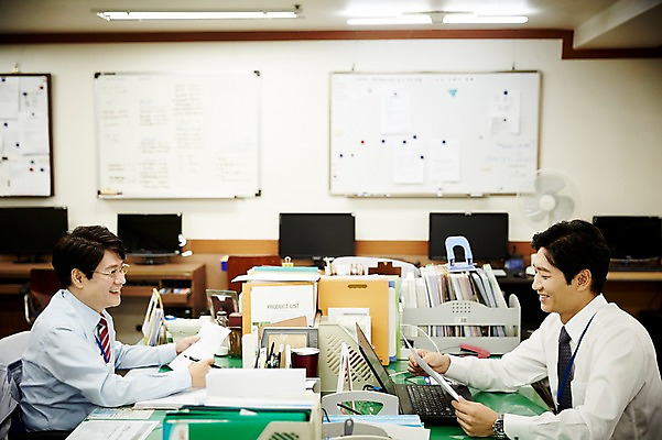 포토 JPG 응시 남자 40대 중년 회사 실내 대화 웃음 앉기 상반신 두명 옆모습 비즈니스라이프 컴퓨터 사무실 칠판 한국인 업무 비즈니스맨 동료 중년남자만 국내포토 라이프스타일 시선 뷰포인트 비즈니스 관계 모션 표정 말하기 사람 동양인 성인 내부 전자제품 작업 직장인 남자만 중년만 파일형식