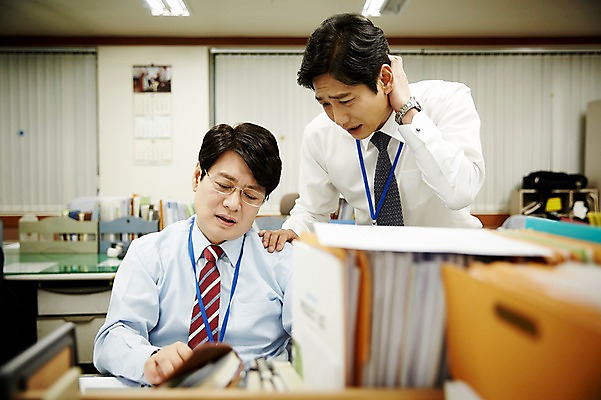 포토 JPG 응시 남자 40대 중년 회사 실내 서기 앉기 상반신 두명 앞모습 비즈니스라이프 사무실 한국인 비즈니스맨 찡그림 토론 동료 문서 중년남자만 국내포토 라이프스타일 시선 뷰포인트 비즈니스 관계 모션 표정 사람 동양인 성인 내부 직장인 남자만 중년만 파일형식