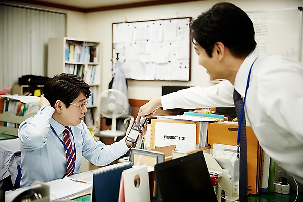 포토 JPG 응시 남자 40대 중년 회사 실내 서기 웃음 들기 앉기 상반신 두명 옆모습 비즈니스라이프 스마트폰 사무실 한국인 가리킴 비즈니스맨 동료 중년남자만 국내포토 라이프스타일 시선 뷰포인트 비즈니스 관계 모션 표정 사람 동양인 손짓 성인 내부 핸드폰 스마트기기 직장인 남자만 중년만 파일형식