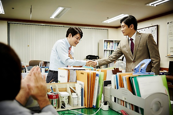 포토 JPG 응시 남자 40대 중년 악수 실내 서기 웃음 앉기 상반신 옆모습 세명 비즈니스라이프 사무실 한국인 비즈니스맨 상사 박수 동료 서류파일 중년남자만 국내포토 라이프스타일 시선 뷰포인트 비즈니스 관계 모션 표정 사람 동양인 손짓 성인 내부 사무용품 직장인 남자만 중년만 파일형식