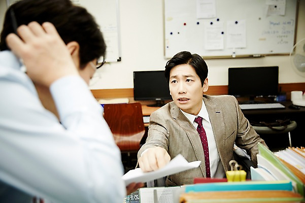 포토 JPG 응시 남자 40대 중년 회사 실내 서기 앉기 상반신 두명 앞모습 뒷모습 비즈니스라이프 컴퓨터 사무실 한국인 비즈니스맨 찡그림 동료 문서 화이트보드 실수 중년남자만 국내포토 라이프스타일 시선 뷰포인트 비즈니스 관계 모션 표정 사람 동양인 성인 내부 전자제품 직장인 남자만 중년만 파일형식