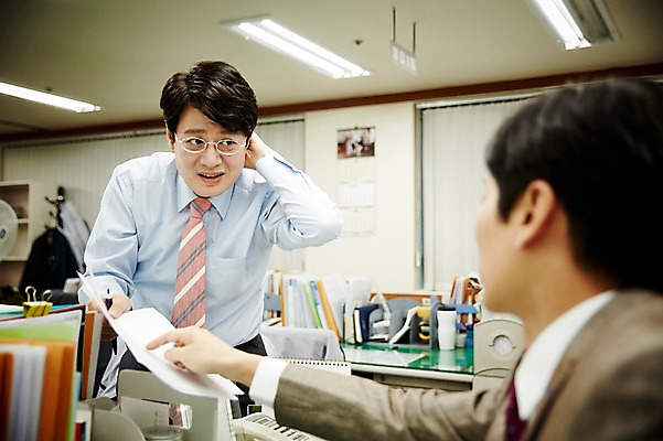 포토 JPG 응시 남자 40대 중년 회사 실내 서기 앉기 상반신 두명 앞모습 옆모습 비즈니스라이프 사무실 한국인 비즈니스맨 상사 동료 문서 실수 중년남자만 머리긁기 국내포토 라이프스타일 시선 뷰포인트 비즈니스 관계 모션 사람 동양인 성인 내부 직장인 남자만 중년만 파일형식 긁기
