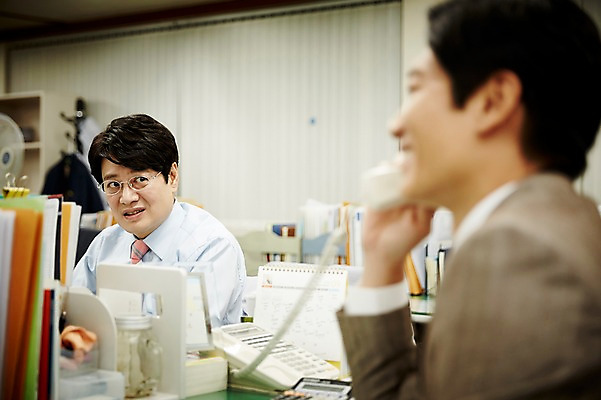 포토 JPG 남자 40대 중년 회사 실내 앉기 상반신 두명 앞모습 옆모습 비즈니스라이프 사무실 한국인 비즈니스맨 동료 통화 노려봄 중년남자만 국내포토 라이프스타일 뷰포인트 비즈니스 관계 모션 표정 사람 동양인 성인 내부 직장인 남자만 중년만 파일형식