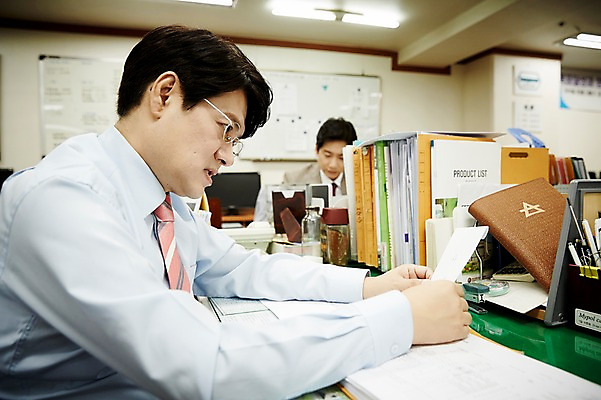 포토 JPG 응시 남자 40대 중년 회사 스트레스 실내 앉기 상반신 두명 앞모습 옆모습 비즈니스라이프 사무실 한국인 비즈니스맨 책상 동료 문서 불만 중년남자만 국내포토 라이프스타일 시선 감정 뷰포인트 가구 비즈니스 관계 모션 사람 동양인 성인 내부 직장인 남자만 중년만 파일형식