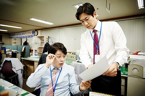 포토 JPG 응시 남자 40대 중년 회사 실내 서기 앉기 상반신 두명 앞모습 비즈니스라이프 사무실 한국인 비즈니스맨 찡그림 동료 문서 당황 중년남자만 국내포토 라이프스타일 시선 감정 뷰포인트 비즈니스 관계 모션 표정 사람 동양인 성인 내부 직장인 남자만 중년만 파일형식