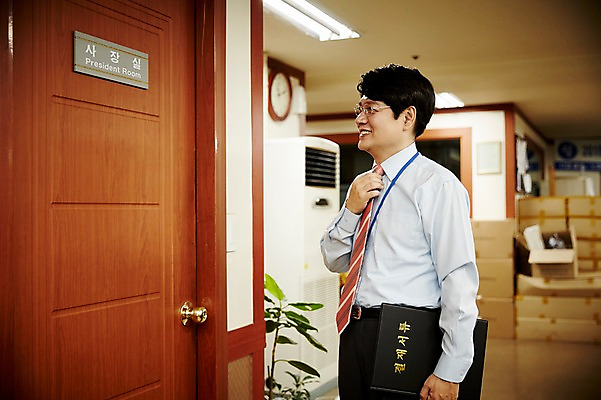 포토 JPG 응시 남자 40대 중년 실내 한명 서기 웃음 상반신 옆모습 비즈니스라이프 사무실 문 한국인 비즈니스맨 결제서류 결제판 사장실 중년남자한명만 국내포토 1 라이프스타일 시선 뷰포인트 비즈니스 모션 표정 사람 동양인 성인 내부 사무용품 직장인 문서 남자한명만 중년남자만 파일형식