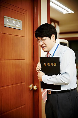 포토 JPG 응시 남자 40대 중년 실내 한명 서기 상반신 옆모습 비즈니스라이프 사무실 문 한국인 비즈니스맨 찡그림 불안 결제서류 결제판 사장실 중년남자한명만 국내포토 1 라이프스타일 시선 감정 뷰포인트 비즈니스 모션 표정 사람 동양인 성인 내부 사무용품 직장인 문서 남자한명만 중년남자만 파일형식