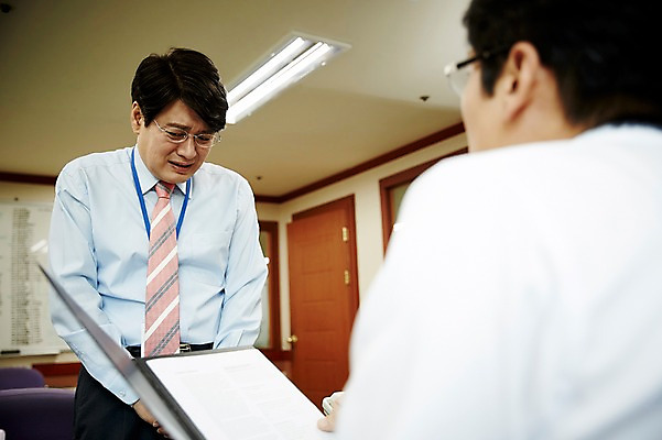 포토 JPG 응시 남자 40대 중년 회사 실내 서기 앉기 상반신 두명 앞모습 옆모습 비즈니스라이프 사무실 한국인 비즈니스맨 상사 동료 결제서류 사장실 울상 중년남자만 국내포토 라이프스타일 시선 뷰포인트 비즈니스 관계 모션 사람 동양인 성인 내부 직장인 문서 남자만 중년만 파일형식