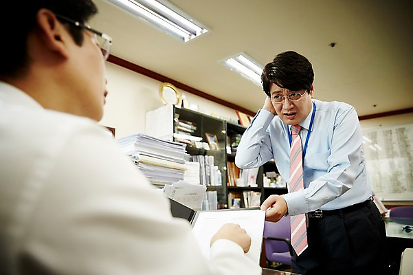 포토 JPG 응시 남자 40대 중년 회사 실내 서기 앉기 상반신 두명 앞모습 옆모습 비즈니스라이프 사무실 한국인 가리킴 비즈니스맨 상사 동료 문서 결제서류 사장실 중년남자만 국내포토 라이프스타일 시선 뷰포인트 비즈니스 관계 모션 사람 동양인 손짓 성인 내부 직장인 남자만 중년만 파일형식