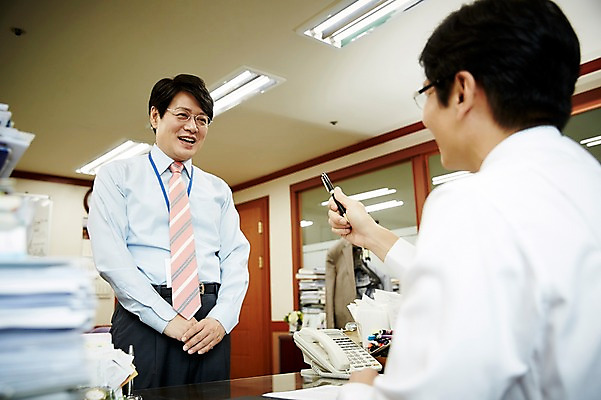 포토 JPG 응시 남자 40대 중년 회사 실내 서기 웃음 앉기 상반신 두명 앞모습 옆모습 비즈니스라이프 사무실 한국인 비즈니스맨 상사 동료 결제서류 사장실 칭찬 중년남자만 국내포토 라이프스타일 시선 뷰포인트 비즈니스 관계 모션 표정 사람 동양인 성인 내부 직장인 문서 남자만 중년만 파일형식