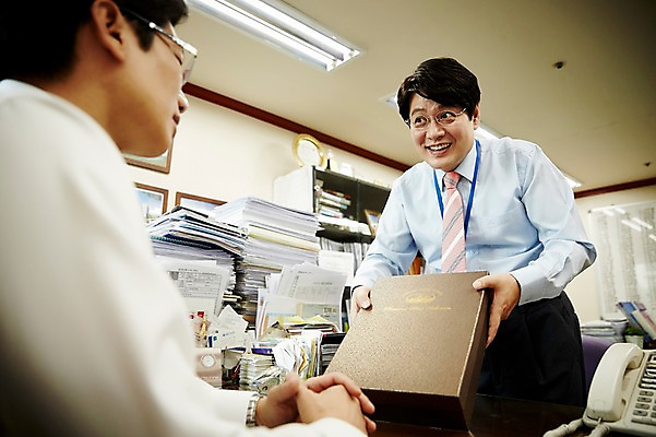 포토 JPG 응시 남자 40대 중년 회사 실내 선물 서기 미소 앉기 상반신 두명 앞모습 옆모습 비즈니스라이프 사무실 와인 한국인 비즈니스맨 상사 동료 주기 결제서류 사장실 중년남자만 국내포토 라이프스타일 시선 뷰포인트 비즈니스 관계 모션 주류 표정 사람 동양인 성인 내부 직장인 문서 남자만 중년만 파일형식