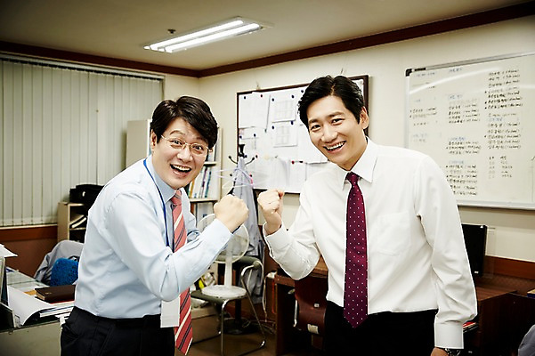 포토 JPG 응시 남자 40대 중년 회사 실내 서기 웃음 상반신 두명 앞모습 비즈니스라이프 사무실 파이팅 한국인 비즈니스맨 동료 중년남자만 국내포토 라이프스타일 시선 뷰포인트 비즈니스 관계 모션 표정 사람 동양인 성인 내부 직장인 남자만 중년만 파일형식