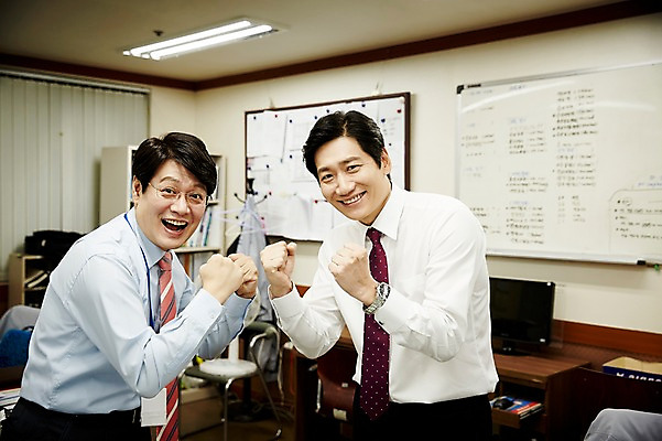 포토 JPG 응시 남자 40대 중년 회사 실내 서기 웃음 상반신 두명 앞모습 비즈니스라이프 사무실 파이팅 한국인 비즈니스맨 동료 중년남자만 국내포토 라이프스타일 시선 뷰포인트 비즈니스 관계 모션 표정 사람 동양인 성인 내부 직장인 남자만 중년만 파일형식