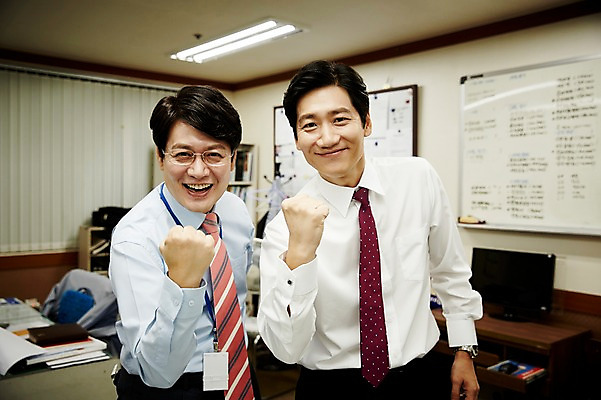 포토 JPG 응시 남자 40대 중년 회사 실내 서기 웃음 상반신 두명 앞모습 비즈니스라이프 사무실 파이팅 한국인 비즈니스맨 동료 중년남자만 국내포토 라이프스타일 시선 뷰포인트 비즈니스 관계 모션 표정 사람 동양인 성인 내부 직장인 남자만 중년만 파일형식