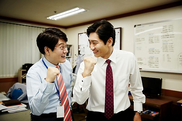 포토 JPG 응시 남자 40대 중년 회사 실내 서기 웃음 상반신 두명 옆모습 비즈니스라이프 사무실 마주보기 파이팅 한국인 비즈니스맨 동료 중년남자만 국내포토 라이프스타일 시선 뷰포인트 비즈니스 관계 모션 표정 사람 동양인 성인 내부 직장인 남자만 중년만 파일형식