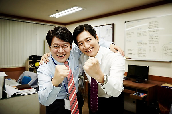 포토 JPG 응시 남자 40대 중년 회사 어깨동무 실내 서기 웃음 상반신 두명 앞모습 비즈니스라이프 사무실 파이팅 한국인 비즈니스맨 동료 중년남자만 국내포토 라이프스타일 시선 뷰포인트 포즈 비즈니스 관계 모션 표정 사람 동양인 성인 내부 직장인 남자만 중년만 파일형식