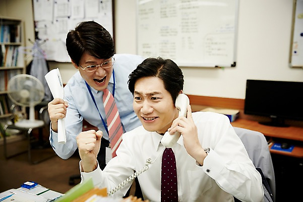 포토 JPG 응시 남자 40대 중년 회사 성공 실내 서기 웃음 앉기 상반신 두명 앞모습 비즈니스라이프 사무실 주먹 한국인 비즈니스맨 동료 통화 중년남자만 국내포토 라이프스타일 시선 뷰포인트 컨셉 비즈니스 관계 모션 표정 사람 동양인 성인 내부 직장인 남자만 중년만 파일형식