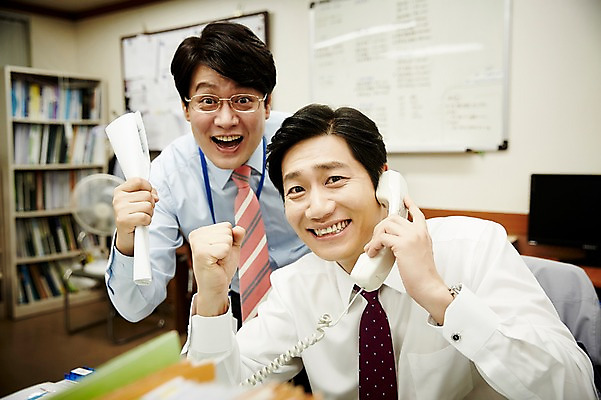 포토 JPG 응시 남자 40대 중년 회사 성공 실내 서기 웃음 앉기 상반신 두명 앞모습 비즈니스라이프 사무실 주먹 한국인 비즈니스맨 동료 통화 중년남자만 국내포토 라이프스타일 시선 뷰포인트 컨셉 비즈니스 관계 모션 표정 사람 동양인 성인 내부 직장인 남자만 중년만 파일형식