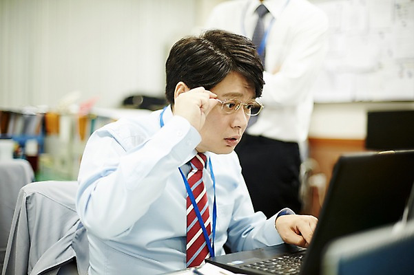 포토 JPG 응시 남자 40대 중년 회사 실내 앉기 상반신 두명 옆모습 신체부위 비즈니스라이프 노트북 사무실 한국인 비즈니스맨 집중 곤란 중년남자만 국내포토 라이프스타일 시선 뷰포인트 컨셉 비즈니스 모션 사람 동양인 성인 내부 전자제품 직장인 남자만 중년만 파일형식