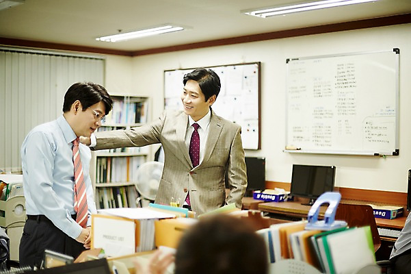 포토 JPG 응시 남자 40대 중년 회사 실내 서기 웃음 앉기 상반신 옆모습 뒷모습 세명 비즈니스라이프 사무실 한국인 비즈니스맨 상사 박수 격려 중년남자만 어깨에손 국내포토 라이프스타일 시선 감정 뷰포인트 비즈니스 모션 표정 사람 동양인 손짓 성인 내부 직장인 남자만 중년만 파일형식