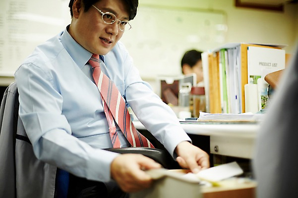 포토 JPG 응시 남자 40대 중년 생각 회사 실내 앉기 상반신 두명 앞모습 옆모습 신체부위 비즈니스라이프 사무실 한국인 비즈니스맨 사물함 고민 꺼내기 사표 중년남자만 국내포토 라이프스타일 시선 감정 뷰포인트 비즈니스 모션 사람 동양인 성인 내부 직장인 남자만 중년만 파일형식
