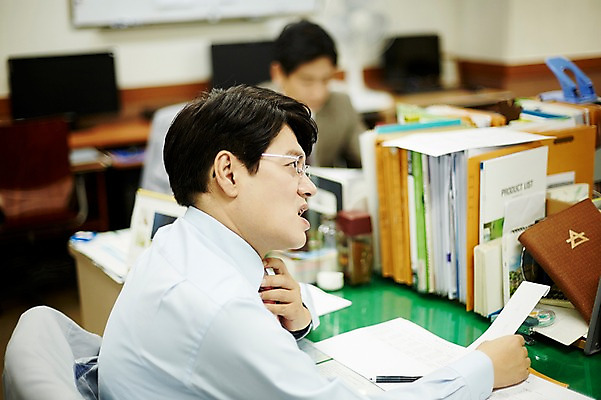 포토 JPG 응시 남자 40대 중년 회사 스트레스 실내 들기 앉기 상반신 두명 옆모습 비즈니스라이프 사무실 한국인 비즈니스맨 찡그림 사표 중년남자만 국내포토 라이프스타일 시선 뷰포인트 비즈니스 모션 표정 사람 동양인 성인 내부 직장인 남자만 중년만 파일형식