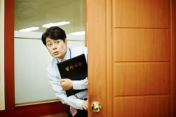 포토 JPG 응시 남자 40대 중년 실내 한명 서기 상반신 앞모습 비즈니스라이프 한국인 비즈니스맨 결제서류 결제판 사장실 중년남자한명만 국내포토 1 라이프스타일 시선 뷰포인트 비즈니스 모션 사람 동양인 성인 내부 사무용품 직장인 문서 남자한명만 중년남자만 파일형식