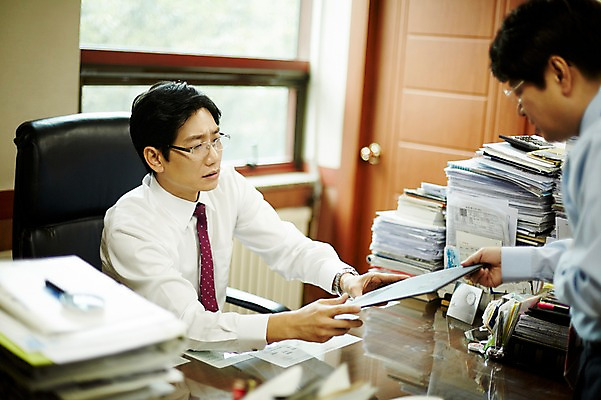 포토 JPG 주간 응시 남자 40대 중년 회사 실내 서기 앉기 상반신 두명 옆모습 비즈니스라이프 사무실 한국인 비즈니스맨 상사 동료 주기 결제서류 사장실 서류더미 중년남자만 국내포토 자연요소 라이프스타일 시선 뷰포인트 비즈니스 관계 모션 사람 동양인 성인 내부 직장인 문서 남자만 중년만 파일형식 더미