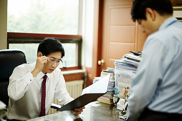 포토 JPG 주간 응시 남자 40대 중년 회사 실내 서기 앉기 상반신 두명 앞모습 옆모습 비즈니스라이프 사무실 한국인 비즈니스맨 상사 집중 동료 결제서류 사장실 서류검토 서류더미 중년남자만 국내포토 자연요소 라이프스타일 시선 뷰포인트 컨셉 비즈니스 관계 모션 사람 동양인 성인 내부 직장인 확인 문서 남자만 중년만 파일형식 더미