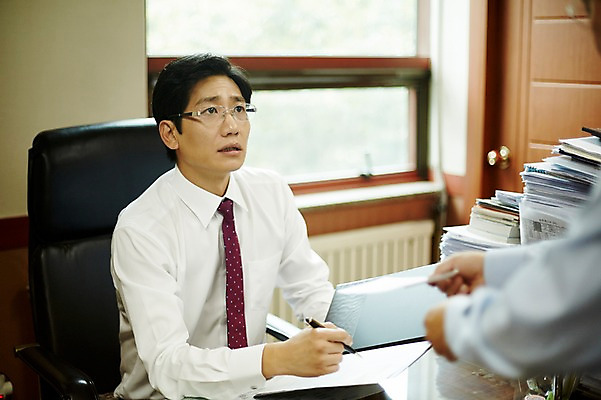 포토 JPG 주간 응시 남자 40대 중년 회사 실내 서기 앉기 상반신 두명 앞모습 신체부위 비즈니스라이프 사무실 한국인 비즈니스맨 상사 거절 동료 주기 사표 중년남자만 국내포토 자연요소 라이프스타일 시선 뷰포인트 컨셉 비즈니스 관계 모션 사람 동양인 성인 내부 직장인 남자만 중년만 파일형식