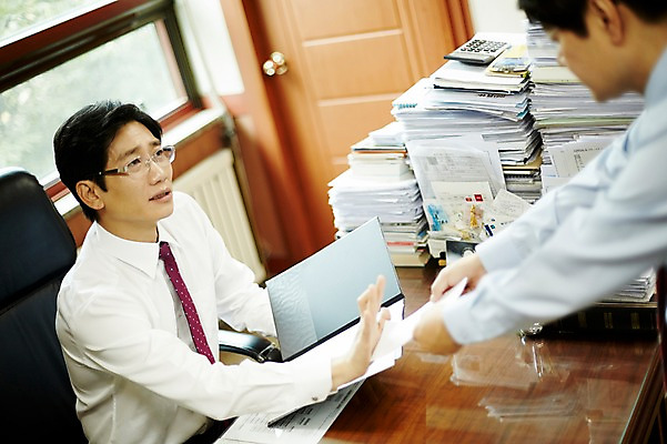 포토 JPG 주간 응시 남자 40대 중년 회사 실내 서기 앉기 상반신 두명 옆모습 비즈니스라이프 사무실 한국인 비즈니스맨 상사 거절 동료 주기 결제서류 사표 서류더미 중년남자만 국내포토 자연요소 라이프스타일 시선 뷰포인트 컨셉 비즈니스 관계 모션 사람 동양인 성인 내부 직장인 문서 남자만 중년만 파일형식 더미
